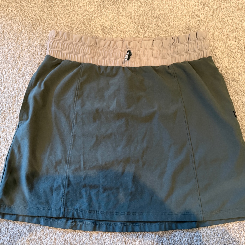 Zella athletic skirt size small. Army green and tan Colorblock